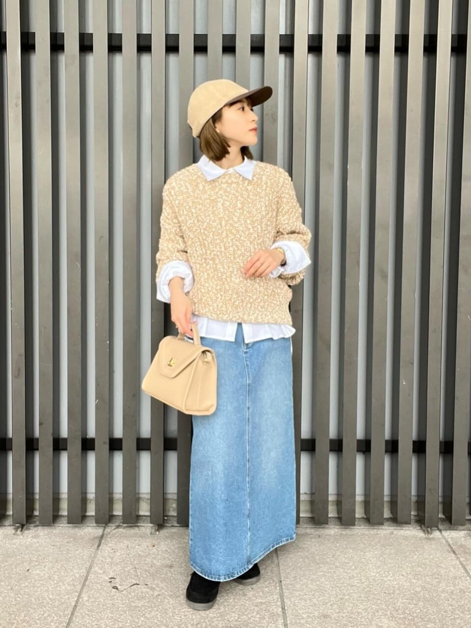 白シャツ×ナチュラルカラーのニットのコーデ