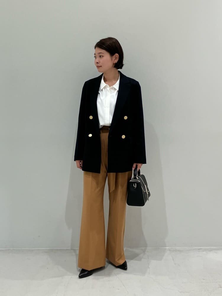 白シャツ×ネイビーのダブルジャケットのコーデ