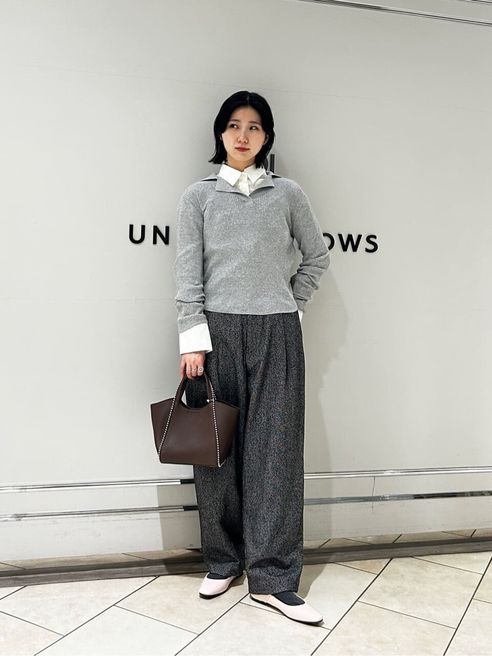 白シャツ×グレーのポロニットのコーデ