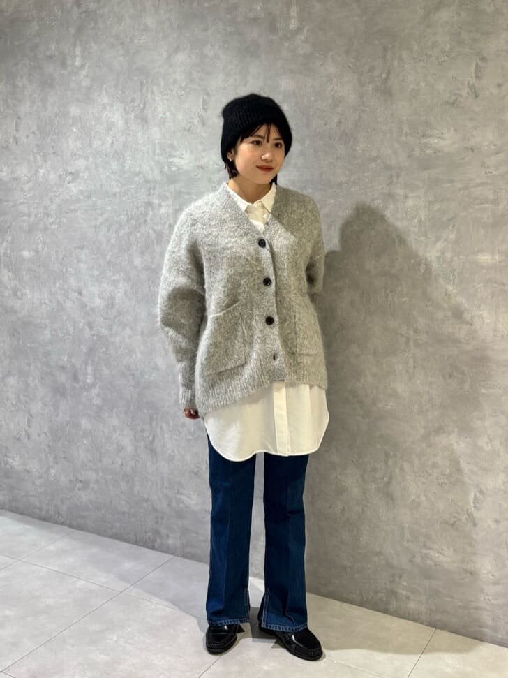 白シャツ×ライトグレーのカーディガンのコーデ