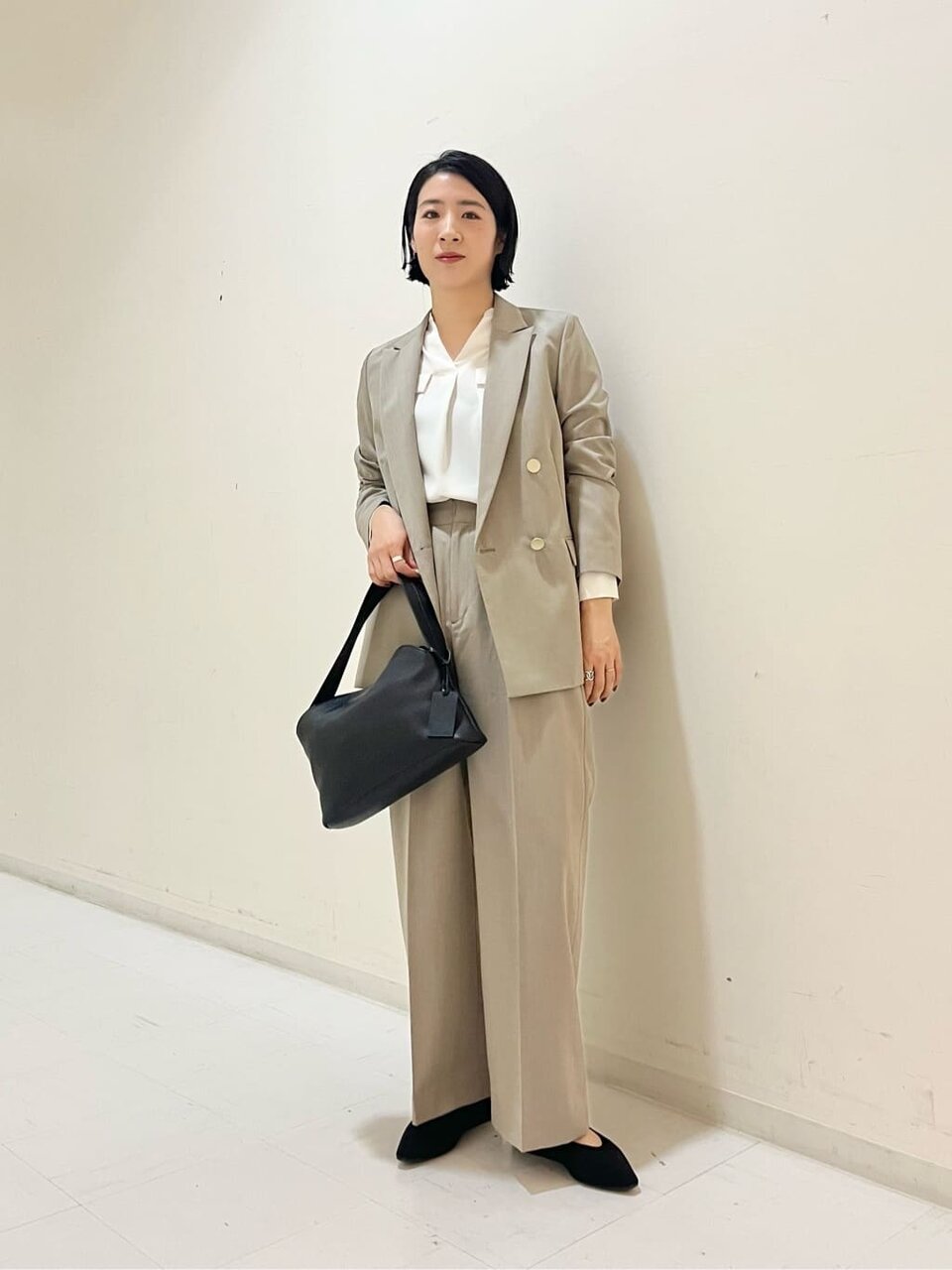 白シャツ×ベージュのジャケットのコーデ