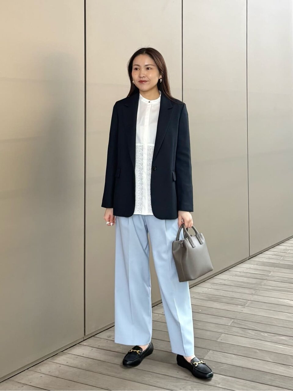 白シャツ×ネイビーのジャケット