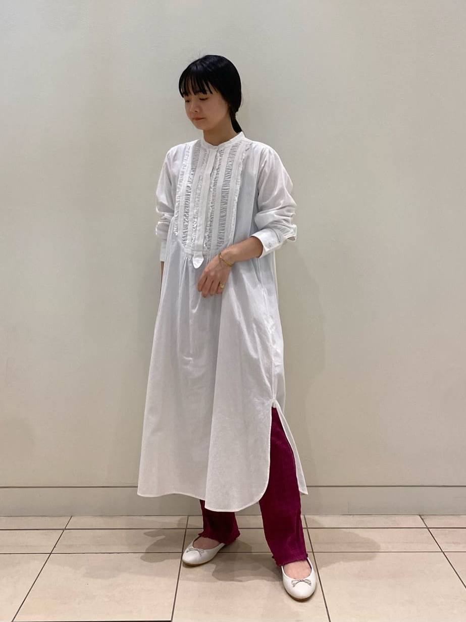 白シャツワンピース×ストレートパンツコーデ