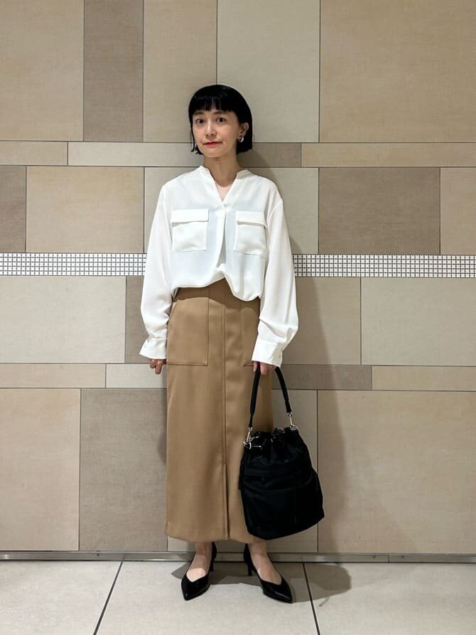 白シャツ×ベージュのIラインスカートのコーデ