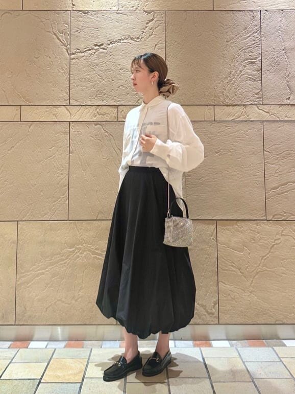黒スカートをはいた女性