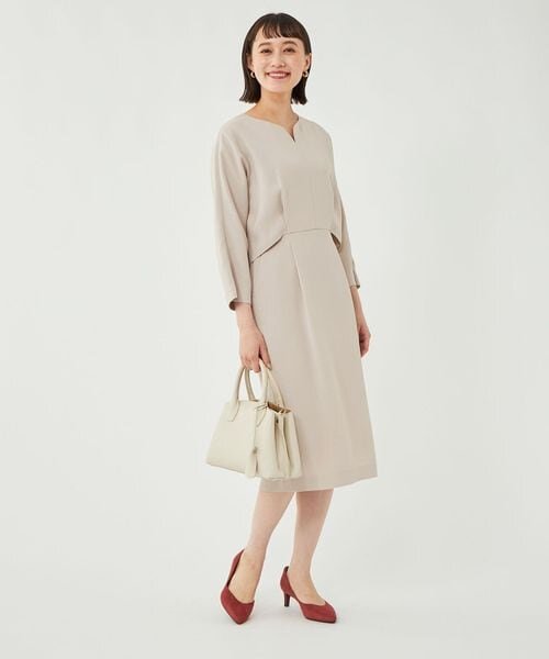 ベージュのスーツを着た女性