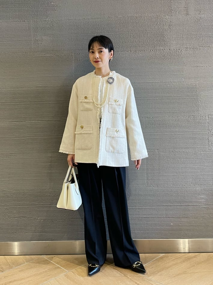 ツイードジャケットを着た女性