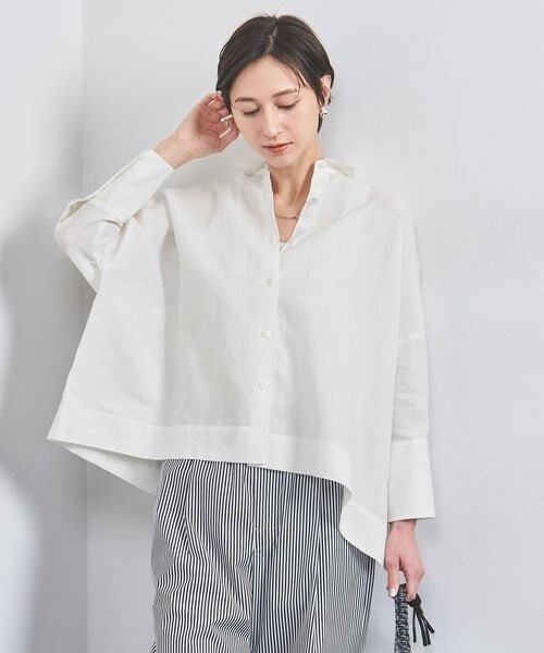 白いブラウスを着た女性