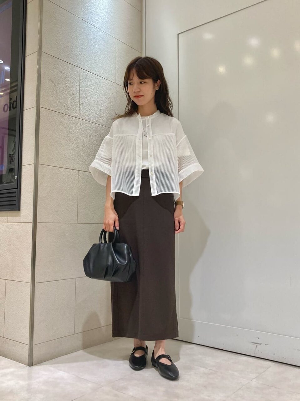 白のTシャツ×白シャツのコーデ