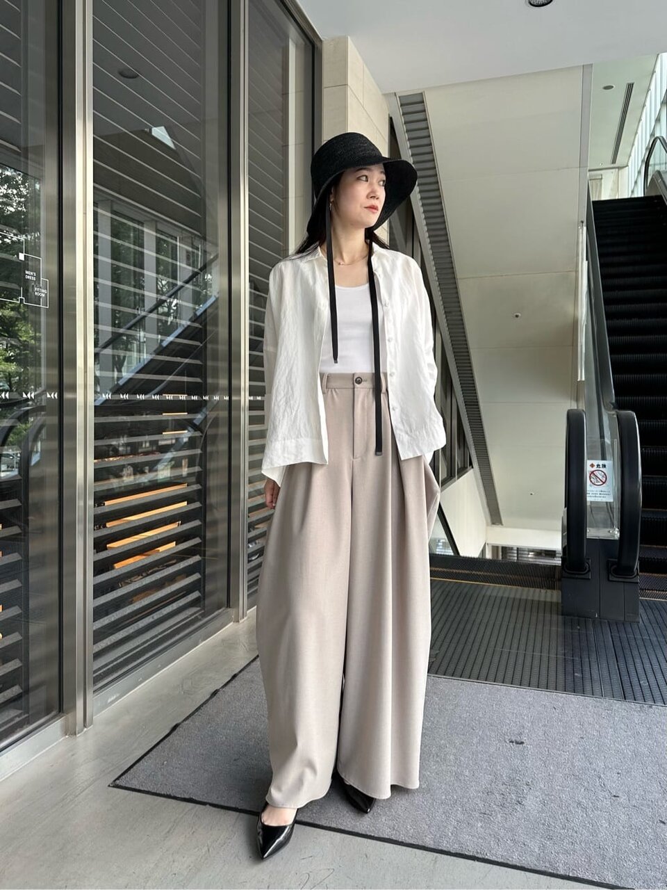 白いシャツを着た女性