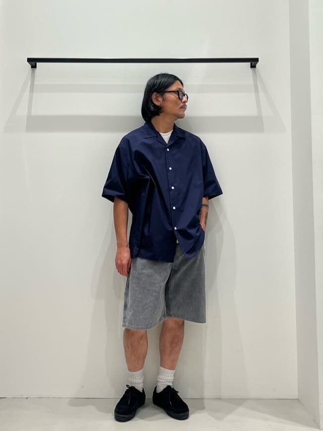 ネイビーシャツ×ショートパンツコーデ