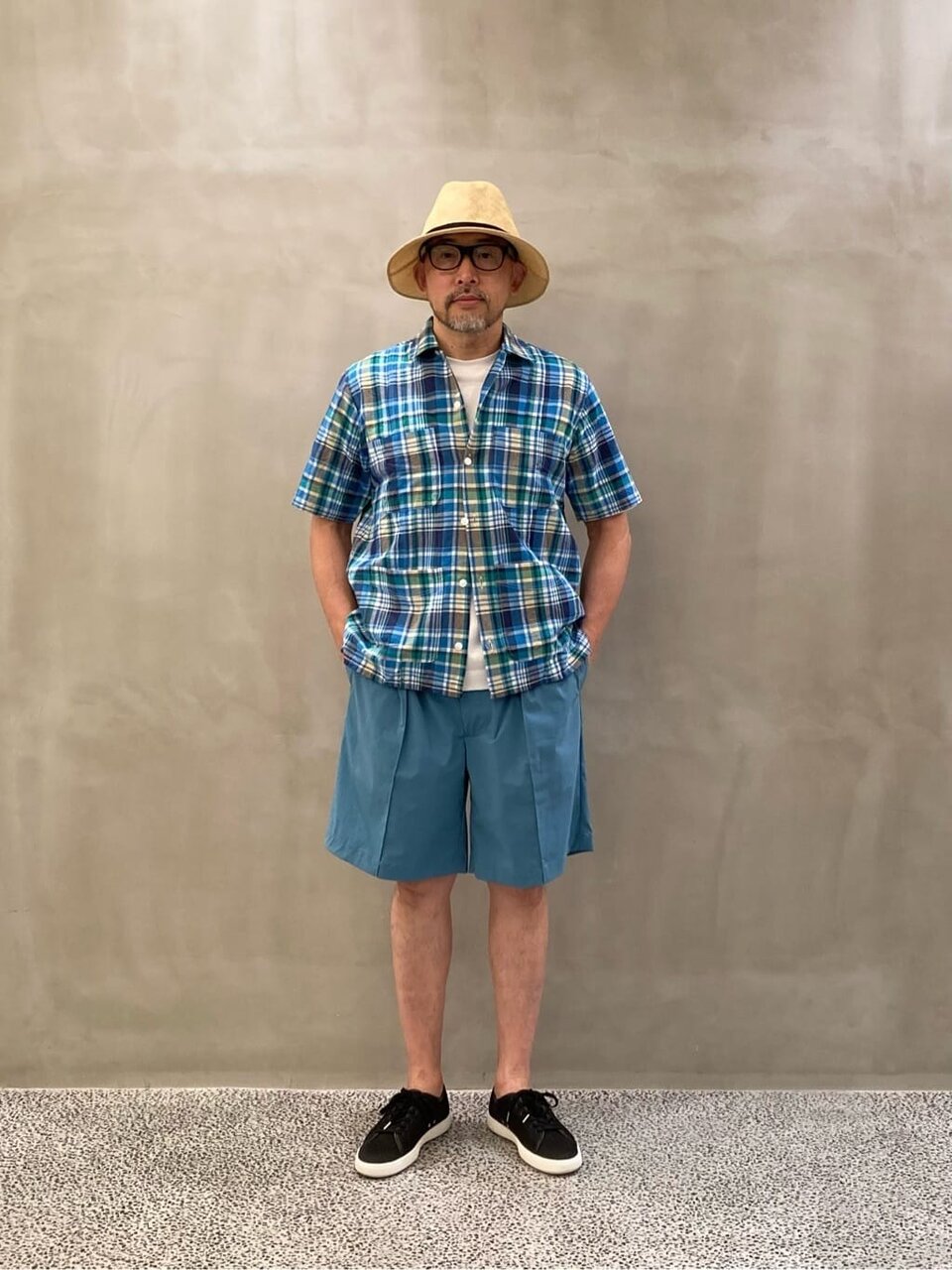 チェック柄シャツ×ショートパンツコーデ