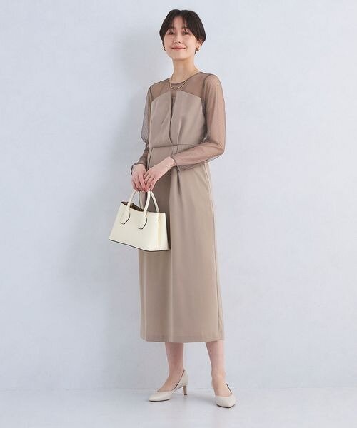 フォーマルなワンピースの女性