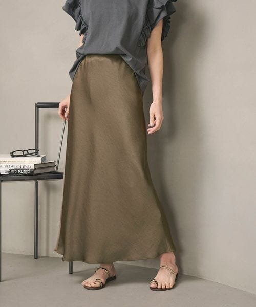カーキのスカートをはいた女性