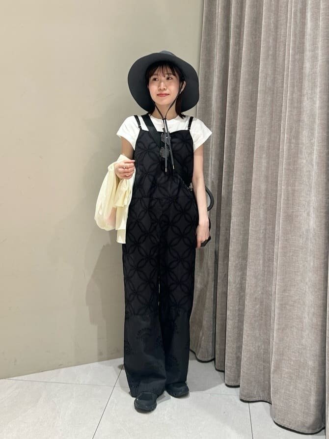 サロペットコーデの女性