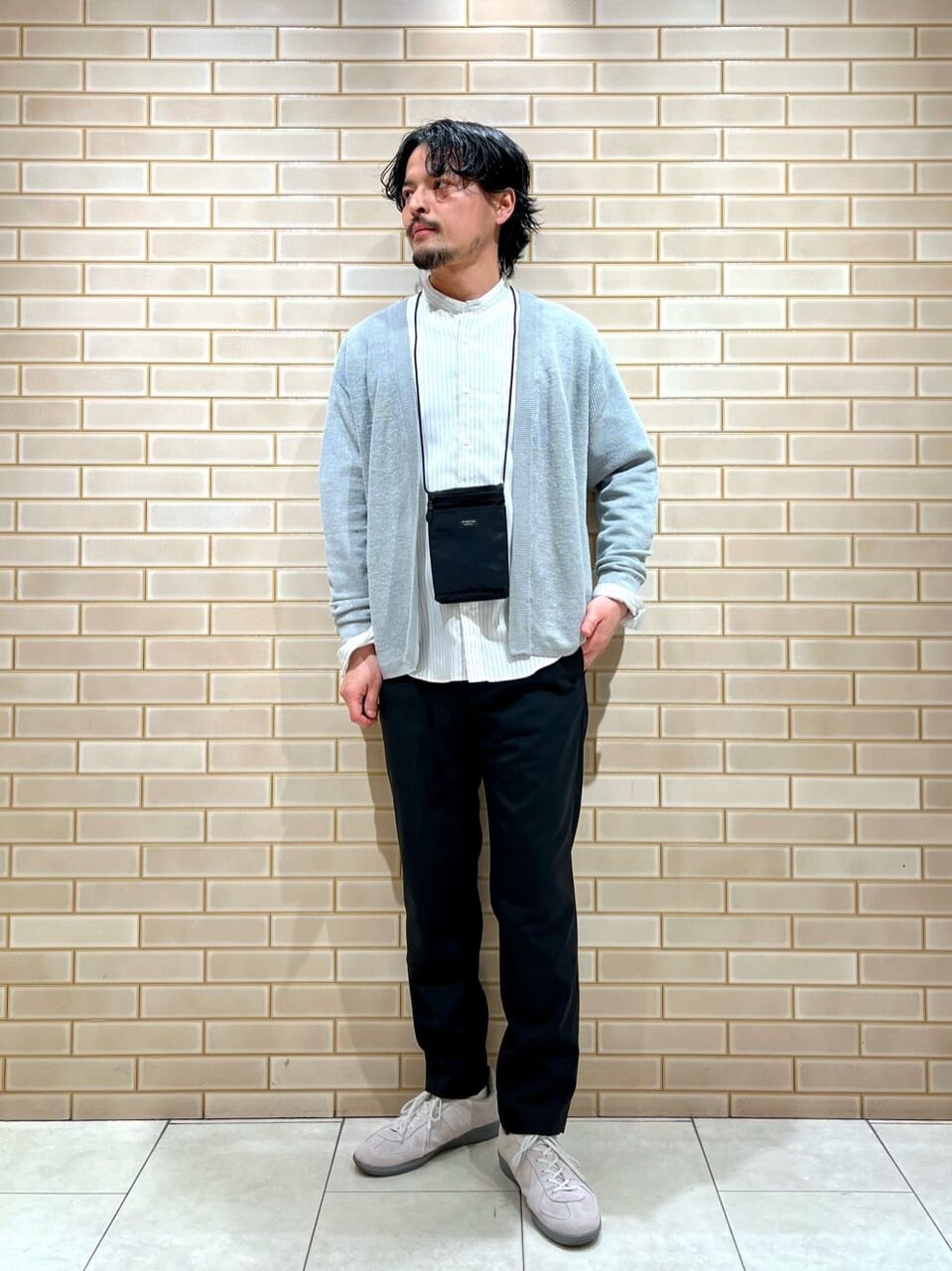 カーディガンとイージーパンツを着た男性