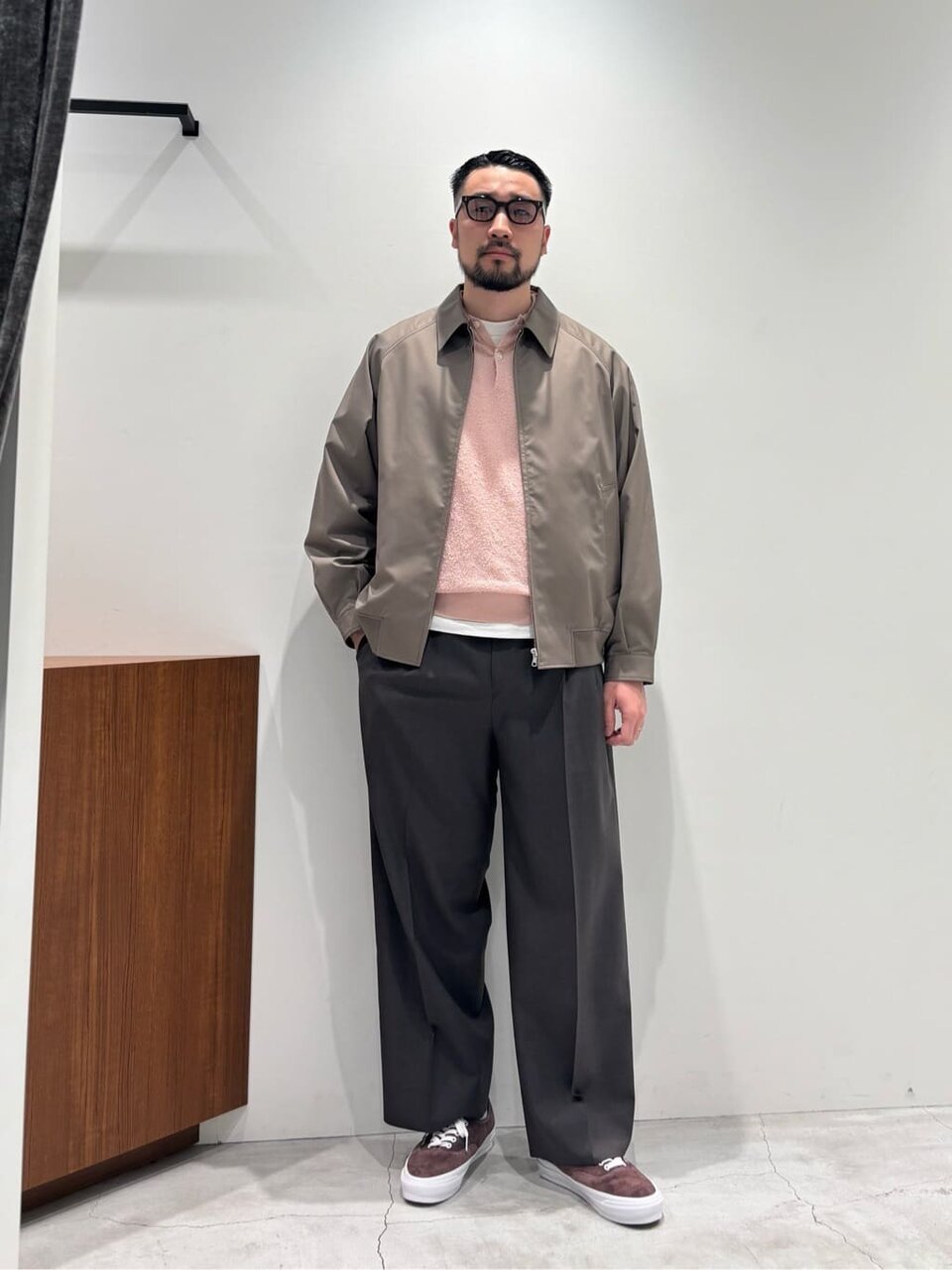 ハリントンジャケットとワイドパンツを着た男性
