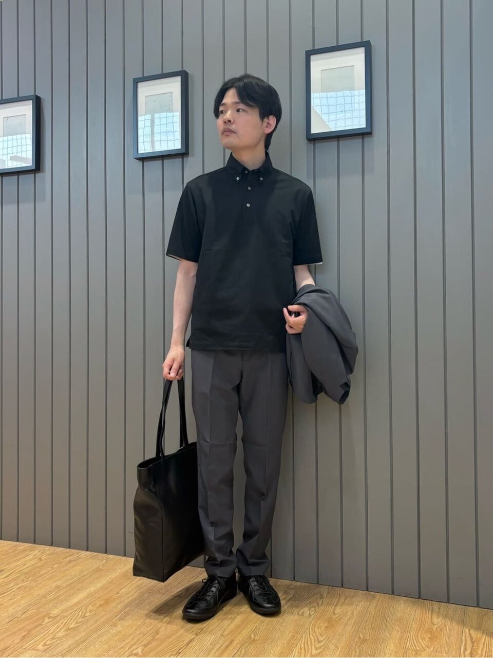 黒のポロシャツ×セットアップのコーデ