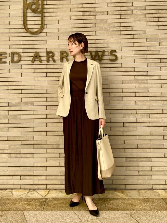 テーラードジャケットとイージーパンツを着た女性