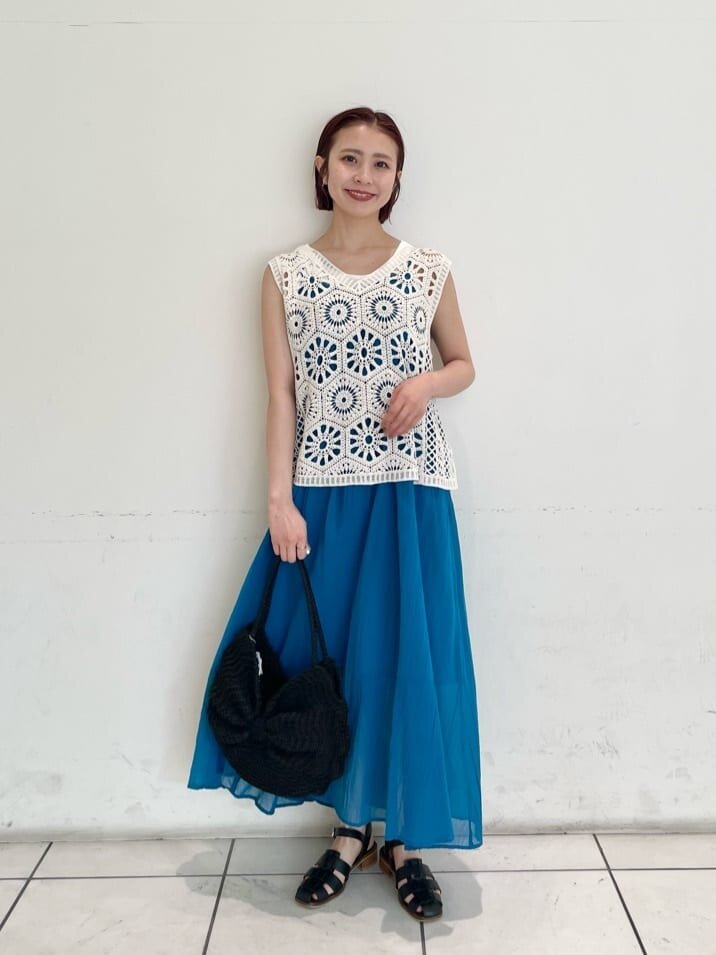 Tシャツとキャミワンピースを着た女性