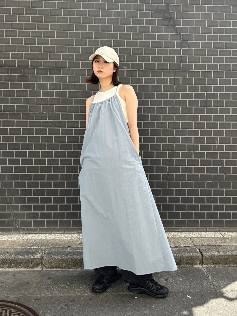 タンクトップとキャミワンピースを着た女性