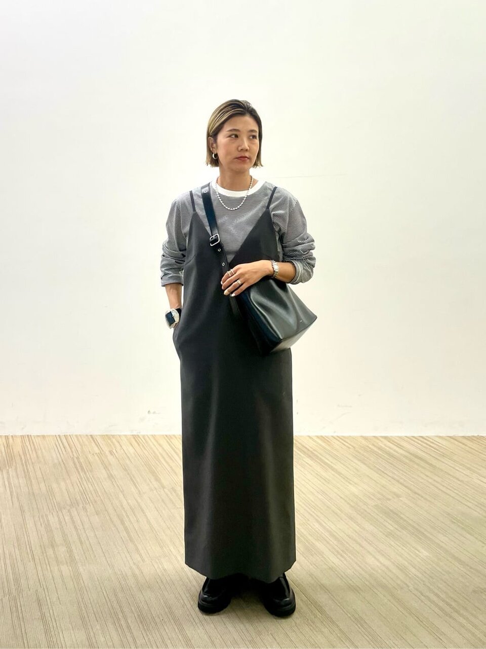 ロングスリーブとキャミワンピースを着た女性