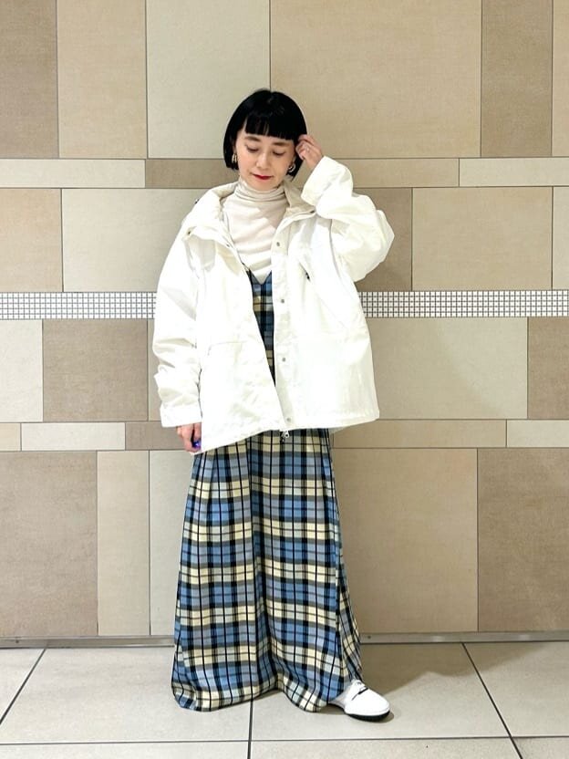 アウトドアジャケットとキャミワンピースを着た女性