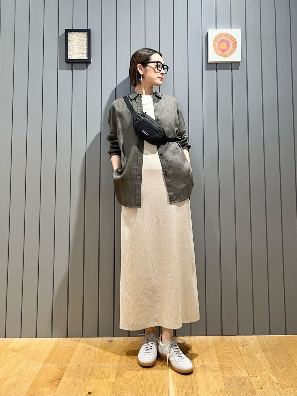 リネンシャツとキャミワンピースを着た女性
