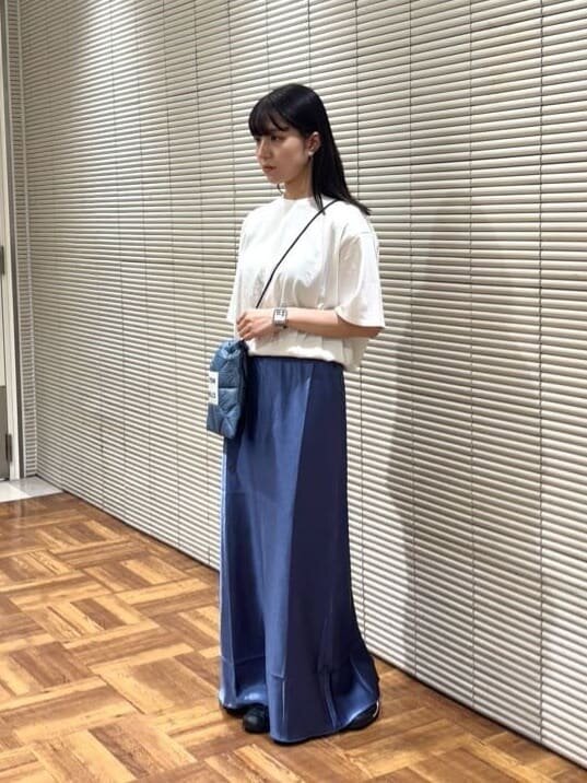 バルーンTシャツとサテンスカートのコーデ