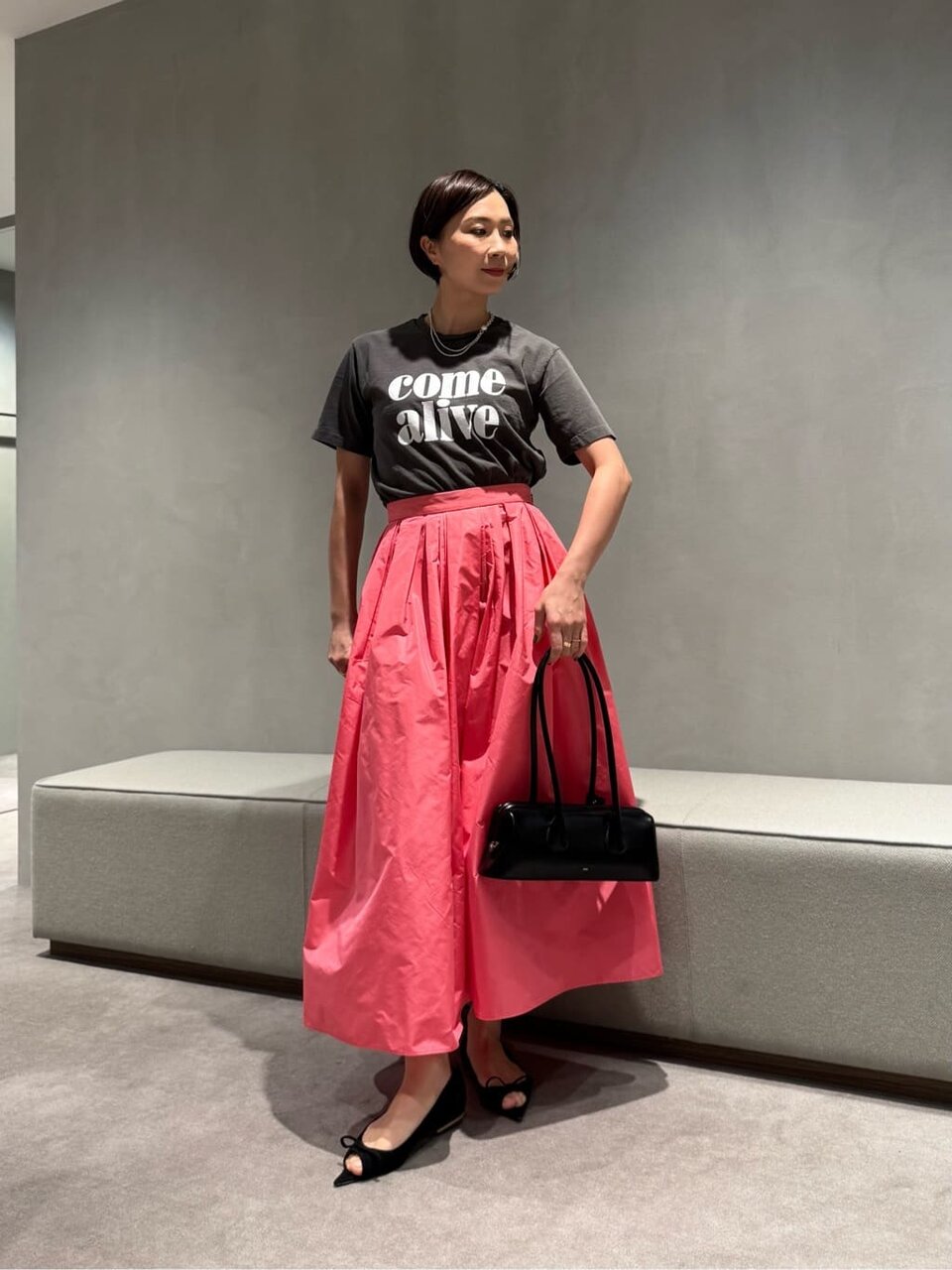 Tシャツとピンクのスカートを着た女性