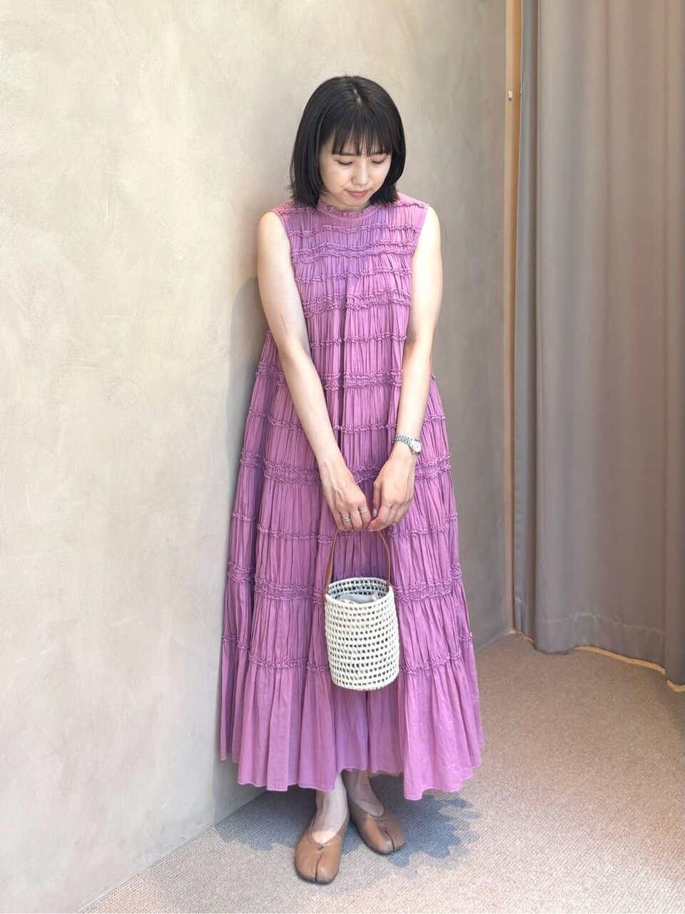 ピンクのギャザーワンピースの女性