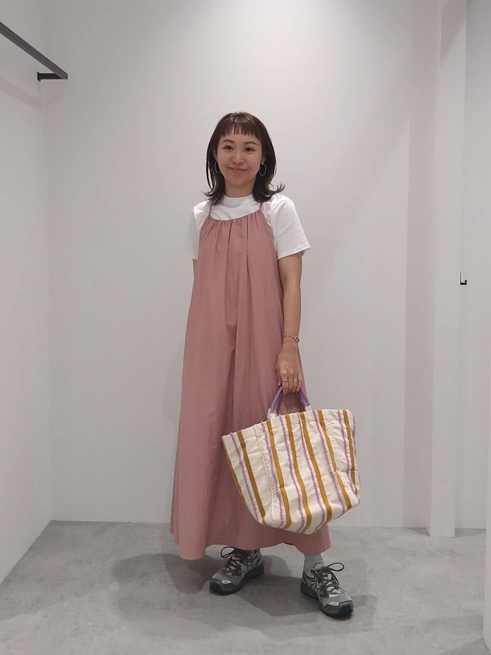 ピンクのキャミワンピースを着た女性
