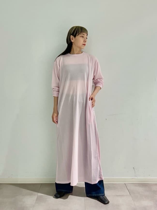 ピンクのTシャツワンピースを着た女性