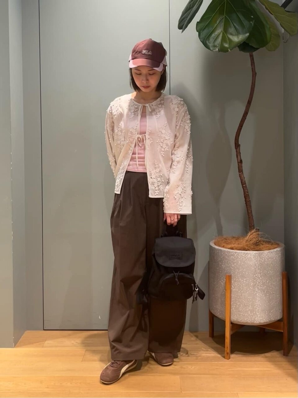 ライトピンクのベアタンクトップ×白シャツのコーデ