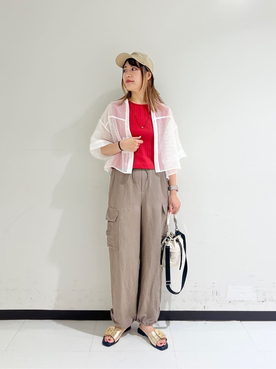 赤のノースリーブTシャツ×白シャツのコーデ