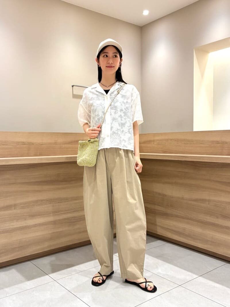 黒のトップス×白シャツのコーデ