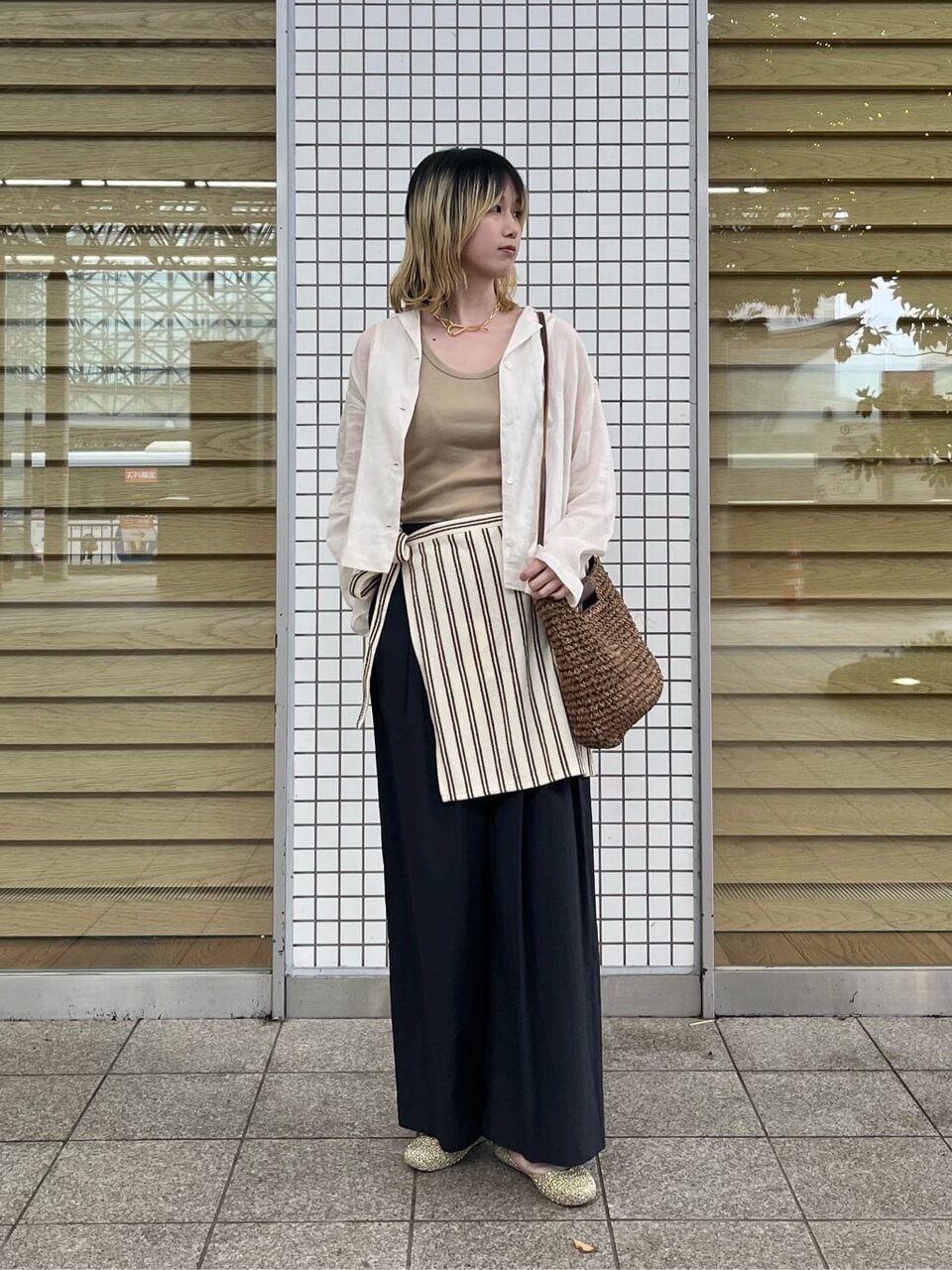 ベージュのタンクトップ×白シャツのコーデ