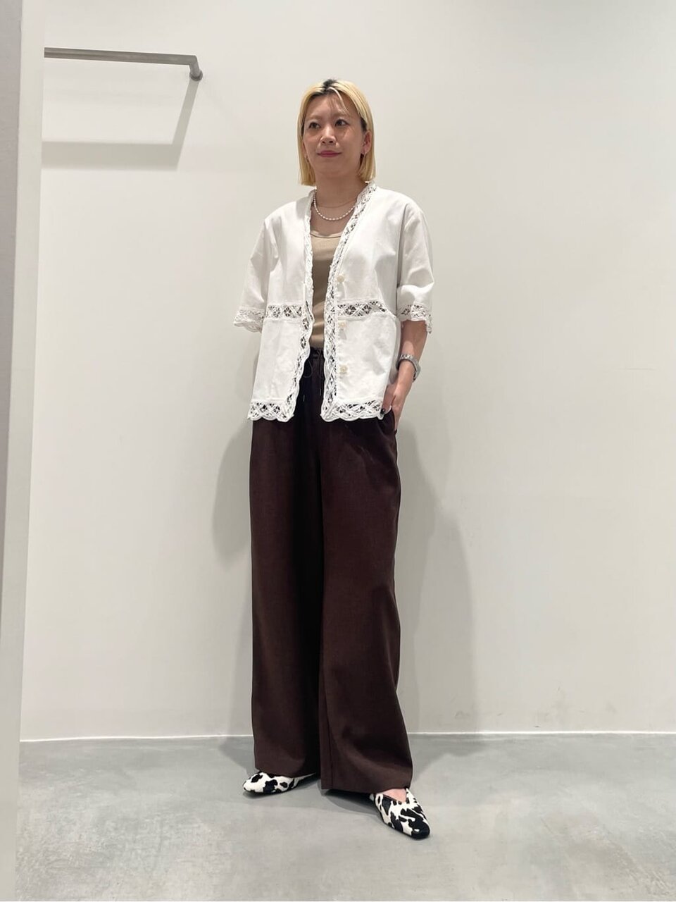 ベージュのタンクトップ×白のレースシャツのコーデ