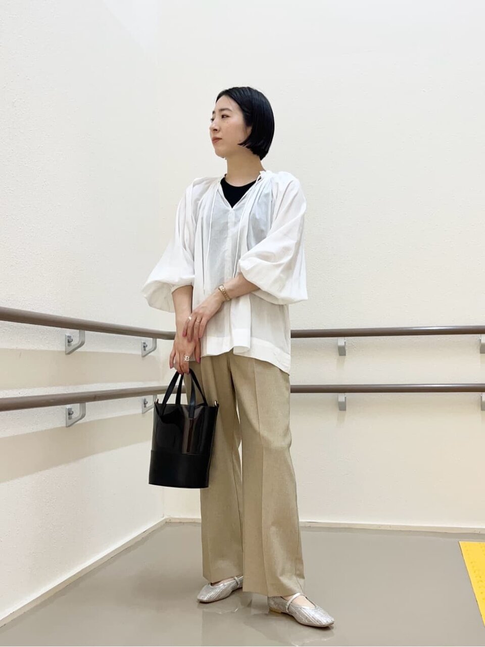黒のタンクトップ×白ブラウスのコーデ