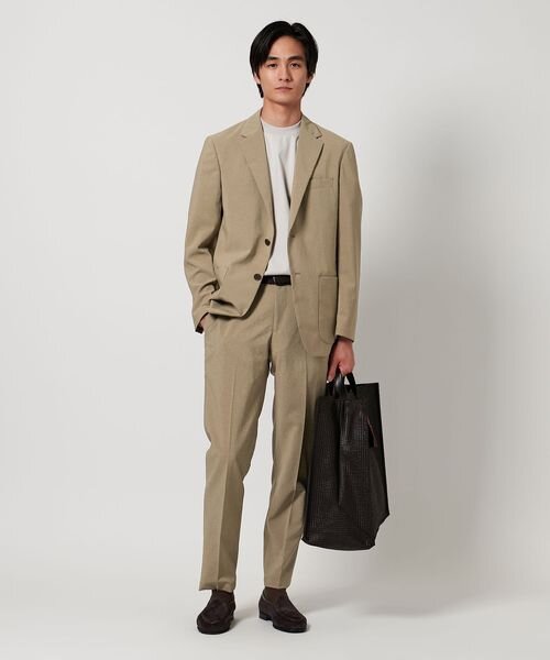 カジュアルなスーツを着た男性