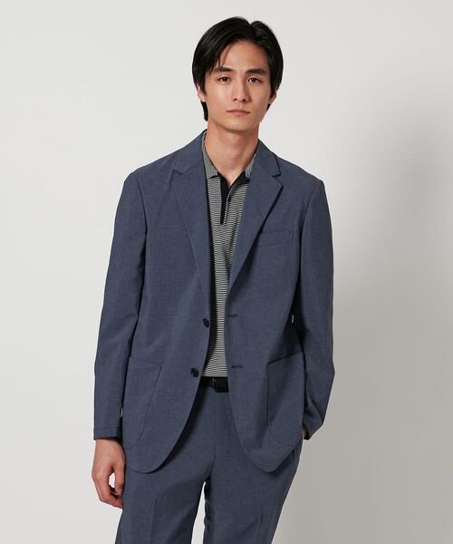カジュアルなスーツを着た男性