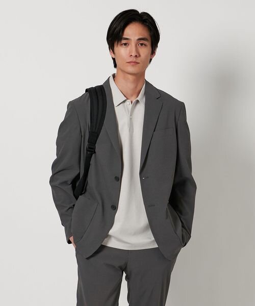 グレーのカジュアルなスーツを着た男性