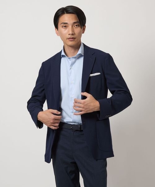ノータイでスーツを着た男性