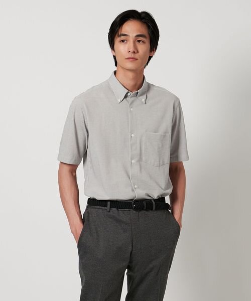 半袖シャツを着た男性