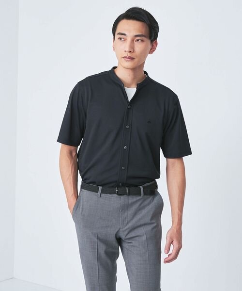 黒の半袖シャツを着た男性