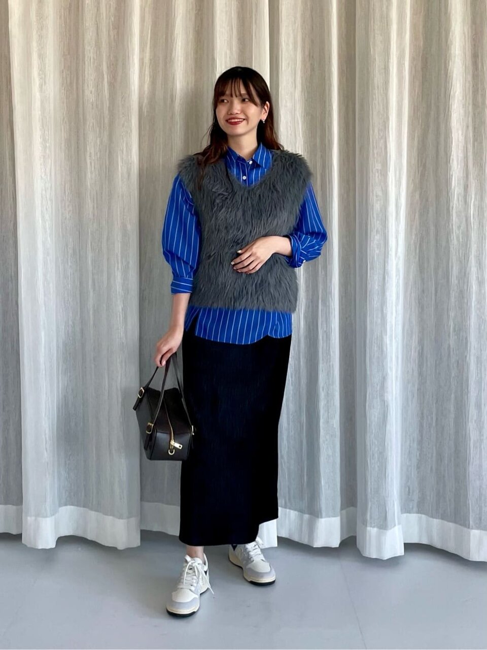 フェザーベストとサテンスカートのコーデ