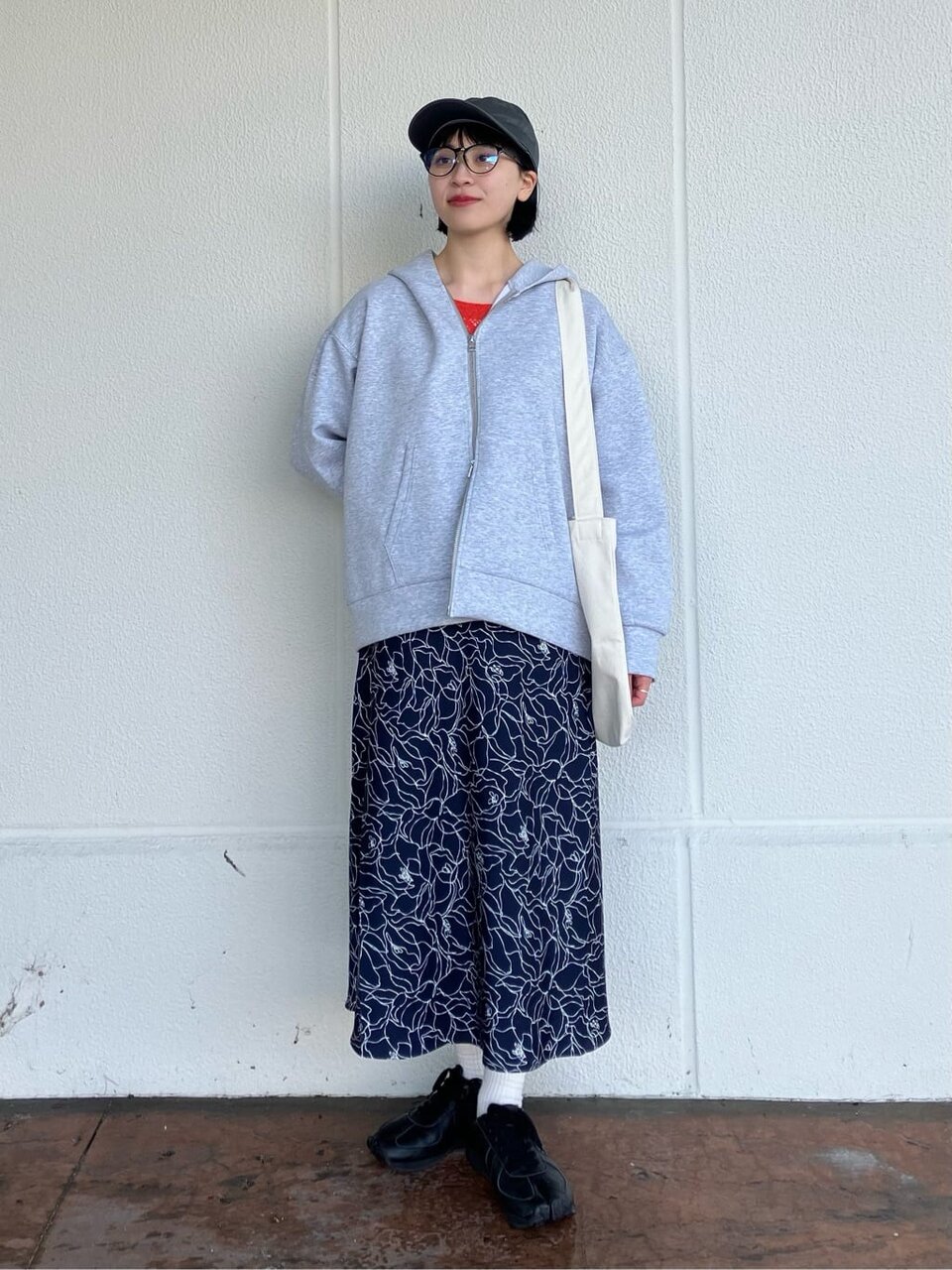 ジップパーカーとサテンスカートのコーデ