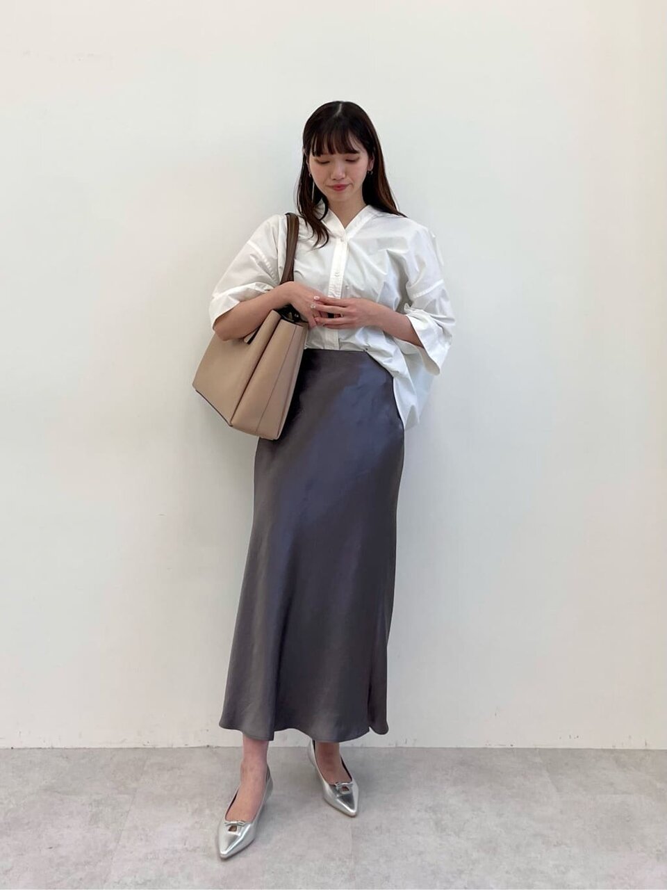 ドルマンスリーブシャツとサテンスカートのコーデ