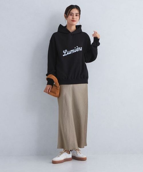 サテンスカートとゆったりとしたパーカーのコーデ