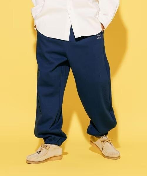 白シャツとスウェットパンツのコーデ